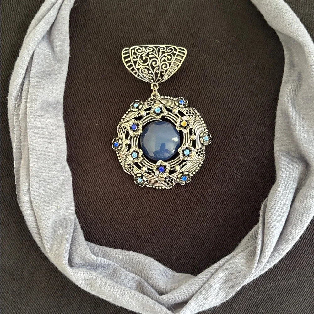 Elegant Blue Pendant Necklace, missing a stone on pendant - Picture 6 of 11